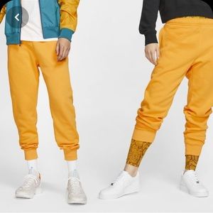 Nike Club Fleece Joggers University Gold M